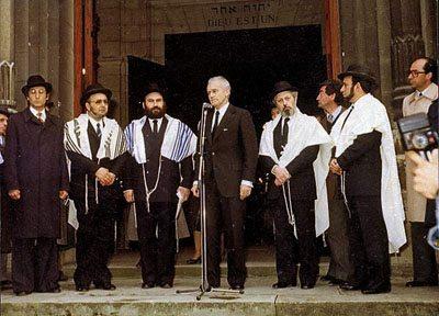 Jacques Chaban-Delmas, Mayor of Bordeaux (center). with community rabbis. Synagogue of Bordeaux, 1985. The Oster Visual Documentation Center, ANU – Museum of the Jewish People. Courtesy of Robert and Monique Tzoukermann, Israel