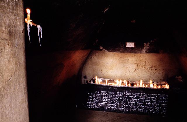 מצבת קברו של הרב יצחק טאוב (1821-1751), נאגיקאלו, הונגריה, 1985