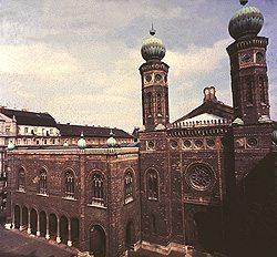 Exterior View of the Dohány Street Synagogue, 1982. The Oster Visual Documentation Center, ANU – Museum of the Jewish People Courtesy of Gabor Hegyi