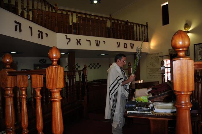 יעקב בריל מברך על הלולב והאתרוג בבית הכנסת "בית אליהו", בלמונטה, פורטוגל, סוכות 2009 יעקב בריל מברך על הלולב והאתרוג בבית הכנסת "בית אליהו", בלמונטה, פורטוגל, סוכות 2009