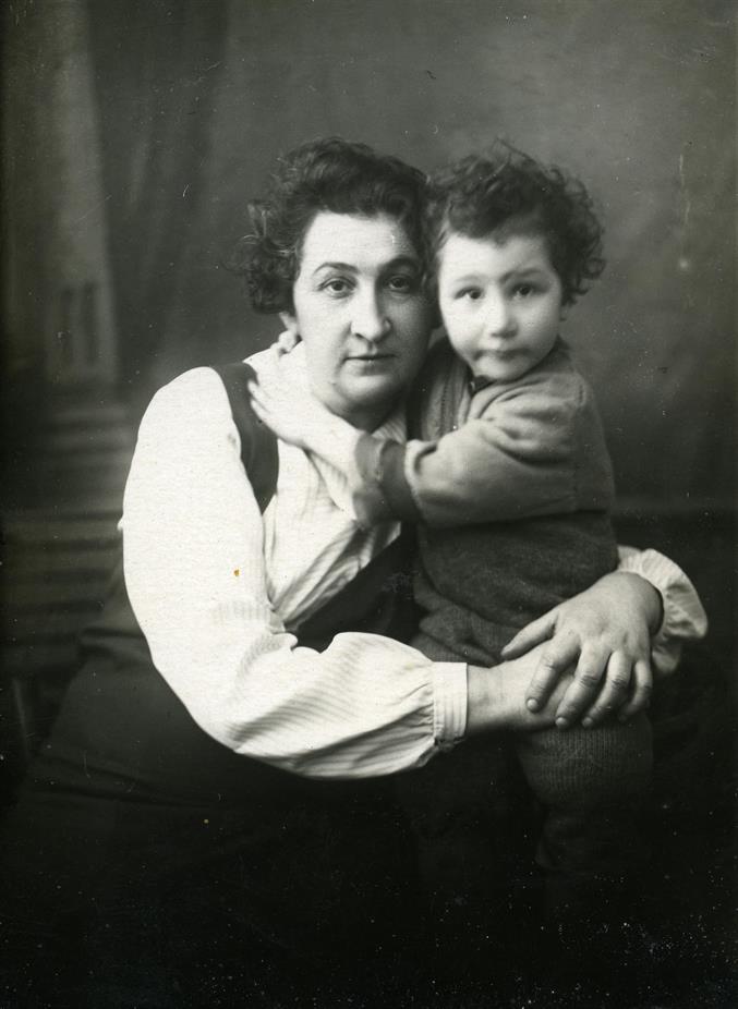 רוזה עם בנה דוד סייננסקי, בריה"מ, 1941 רוזה עם בנה דוד סייננסקי, בריה"מ, 1941