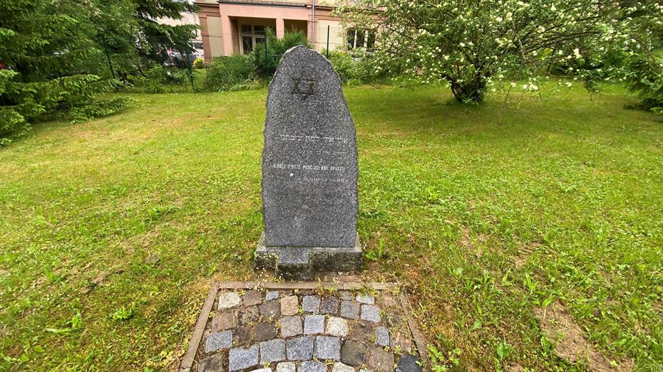אנדרטה באתר שבו עמד בית הכנסת, טרוטנוב, צ'כיה, 2023